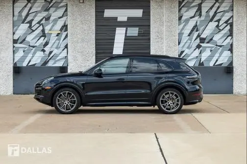 2023 Porsche Cayenne Turbo S E-Hybrid AWD photo