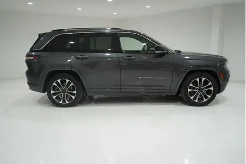 2022 Jeep Grand Cherokee Overland 4WD photo