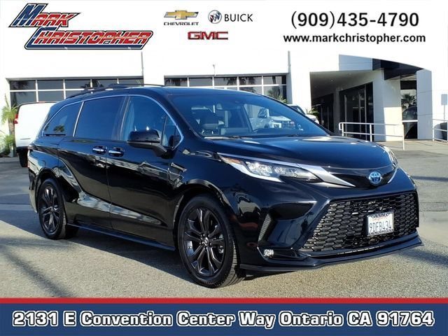 2022 Toyota Sienna XSE FWD photo