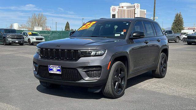2023 Jeep Grand Cherokee Altitude 4WD photo