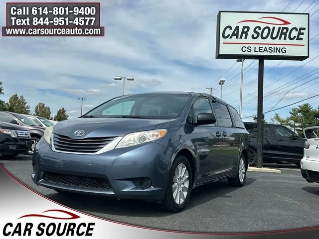 2015 Toyota Sienna LE AWD photo
