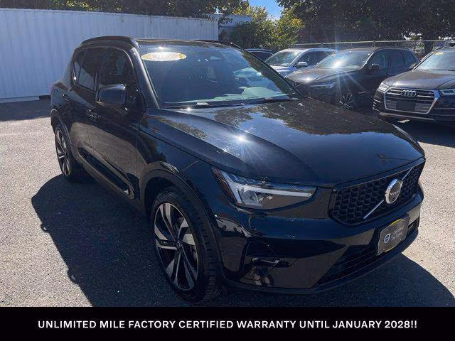 2023 Volvo XC40 Plus Dark Theme AWD photo