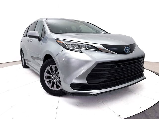 2023 Toyota Sienna LE FWD photo