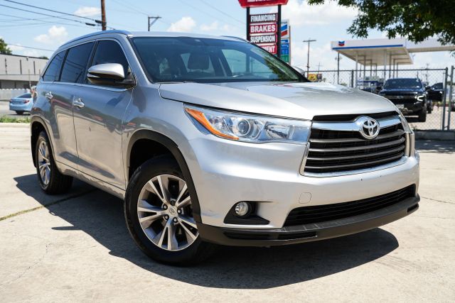 2015 Toyota Highlander XLE FWD photo