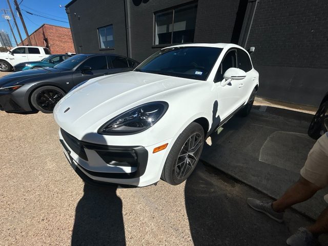 2022 Porsche Macan AWD photo
