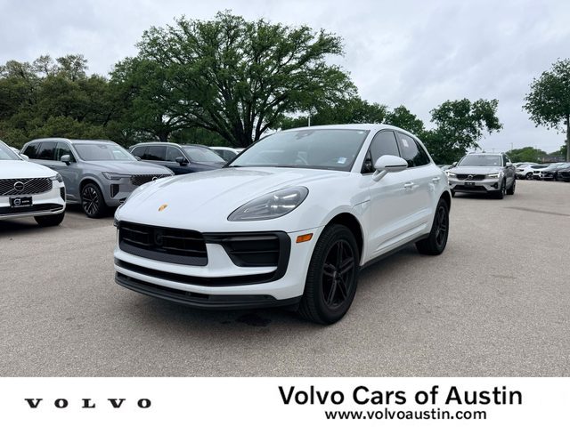 2023 Porsche Macan AWD photo