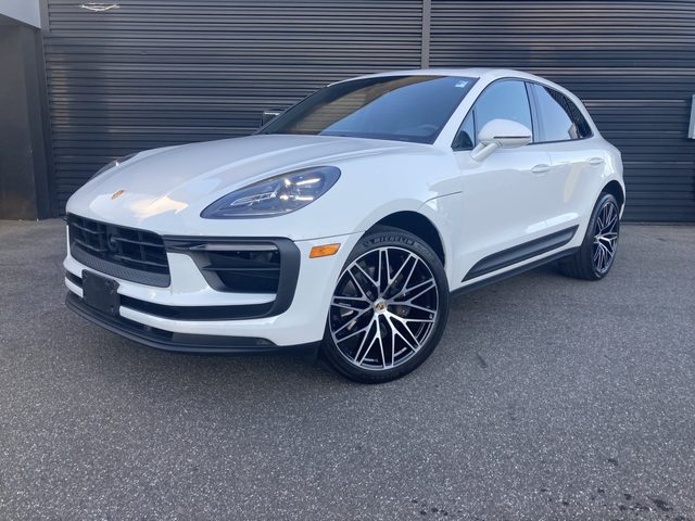 2023 Porsche Macan  AWD photo