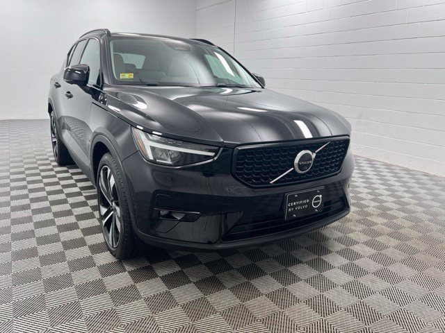 2023 Volvo XC40 Plus Dark Theme AWD photo