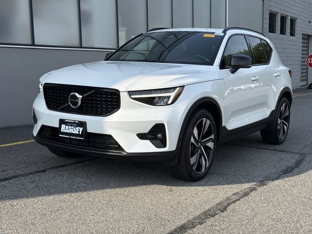 2023 Volvo XC40 Plus Dark Theme AWD photo