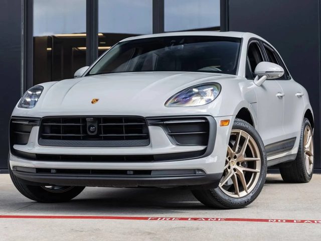 2023 Porsche Macan  AWD photo
