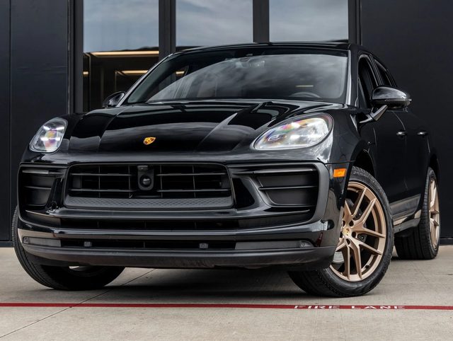 2023 Porsche Macan  AWD photo
