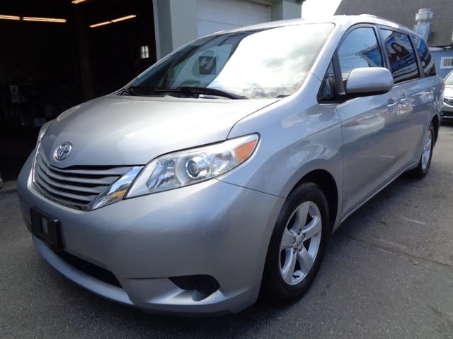 2015 Toyota Sienna LE FWD photo