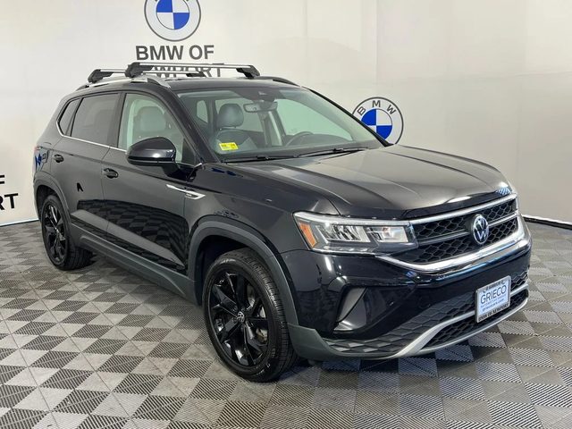 2023 Volkswagen Taos SE AWD photo