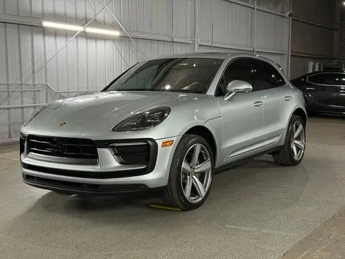 2023 Porsche Macan AWD photo
