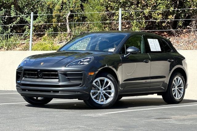 2023 Porsche Macan  AWD photo