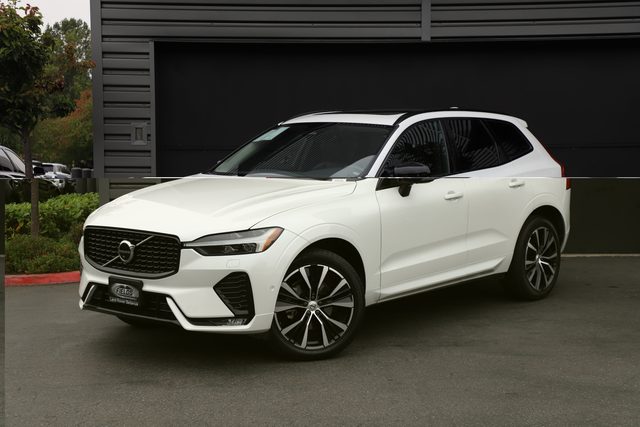 2023 Volvo XC60 Plus Dark Theme AWD photo