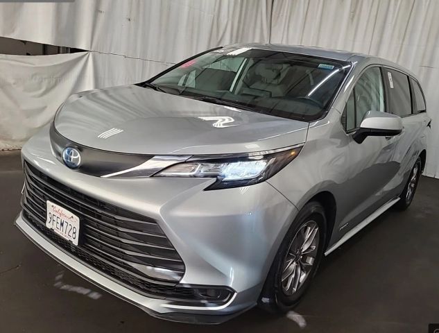 2021 Toyota Sienna LE FWD photo