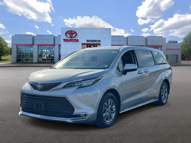 2023 Toyota Sienna XLE AWD photo