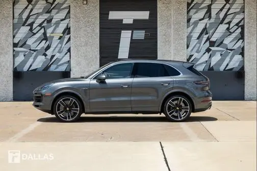 2023 Porsche Cayenne Turbo S E-Hybrid AWD photo