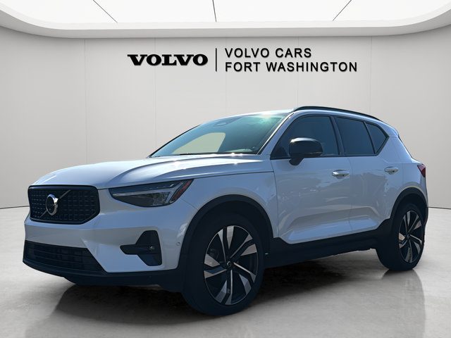 2023 Volvo XC40 Plus Dark Theme AWD photo