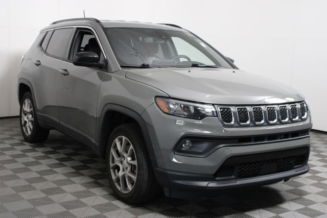 2023 Jeep Compass Latitude Lux 4WD photo