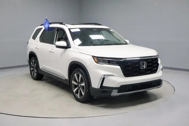 2023 Honda Pilot Touring AWD photo