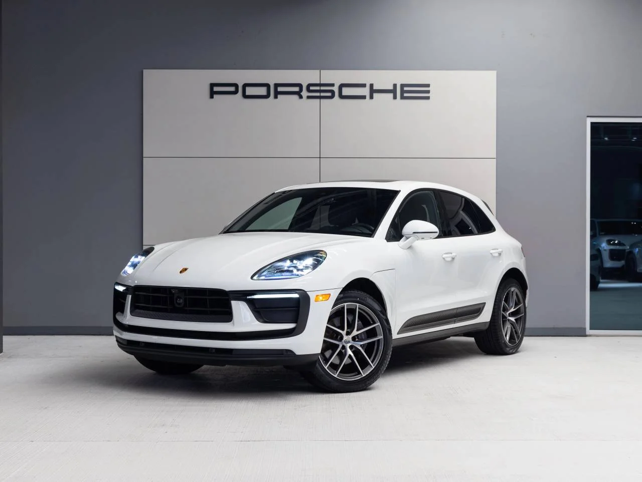 2023 Porsche Macan AWD photo