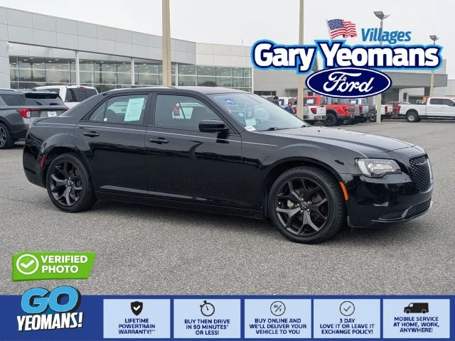 2023 Chrysler 300 Touring RWD photo