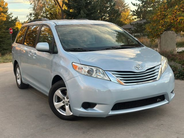 2015 Toyota Sienna LE FWD photo