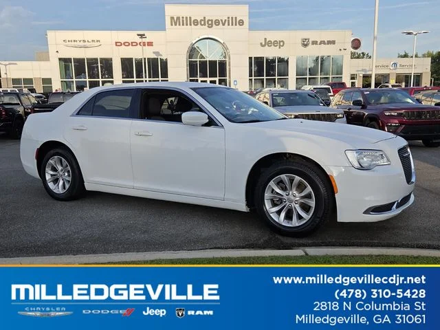 2023 Chrysler 300 Touring RWD photo