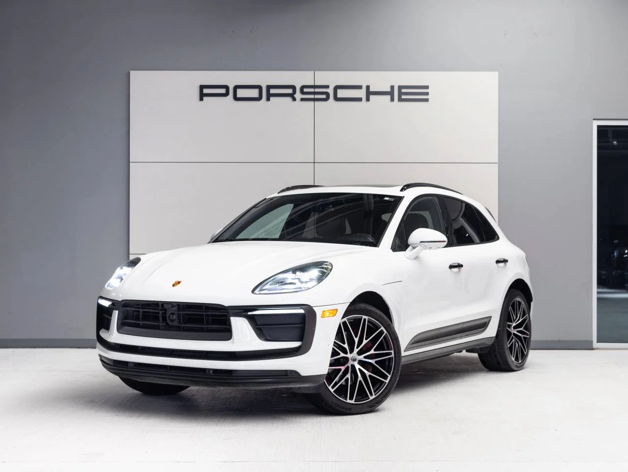 2023 Porsche Macan AWD photo