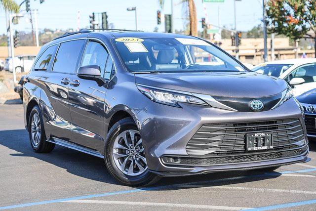 2023 Toyota Sienna LE FWD photo