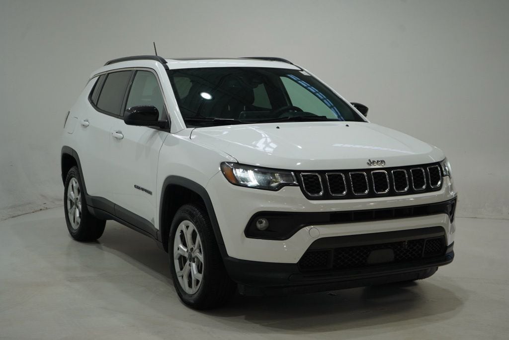 2023 Jeep Compass Latitude Lux 4WD photo