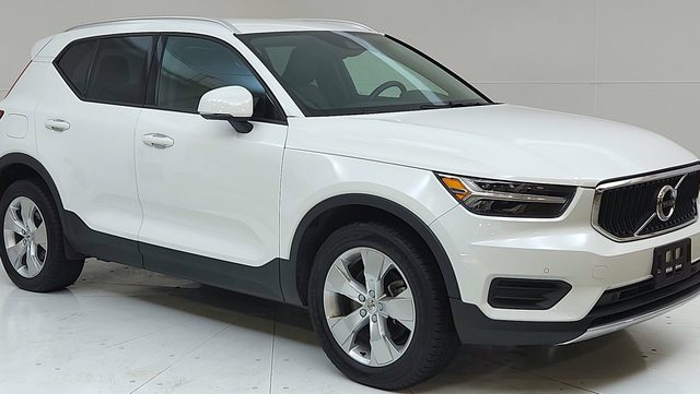 2020 Volvo XC40 Momentum FWD photo