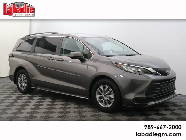 2023 Toyota Sienna LE FWD photo