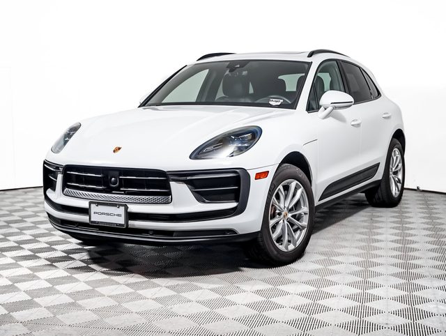 2023 Porsche Macan  AWD photo