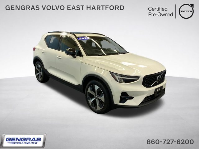 2023 Volvo XC40 Plus Dark Theme AWD photo
