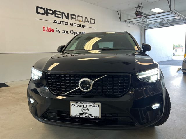 2023 Volvo XC40 Plus Dark Theme AWD photo
