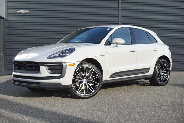 2023 Porsche Macan  AWD photo