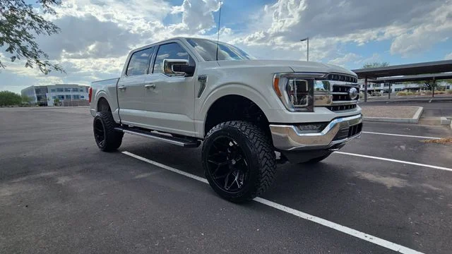 2023 Ford F-150 LARIAT 4WD photo