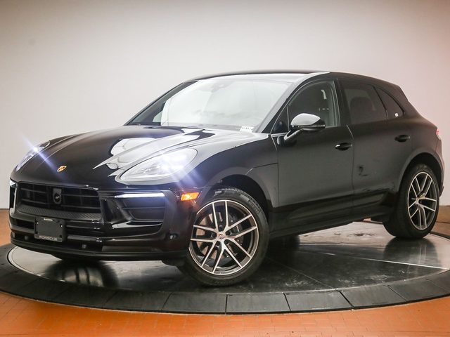 2023 Porsche Macan  AWD photo