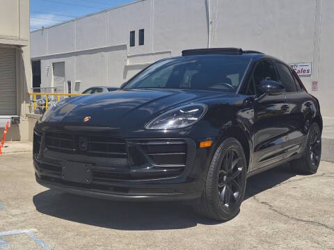 2023 Porsche Macan  AWD photo