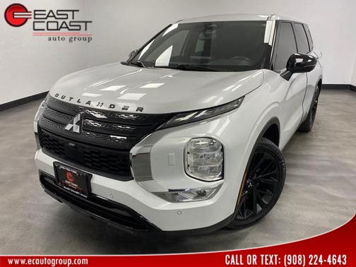 2023 Mitsubishi Outlander SE Black Edition AWD photo