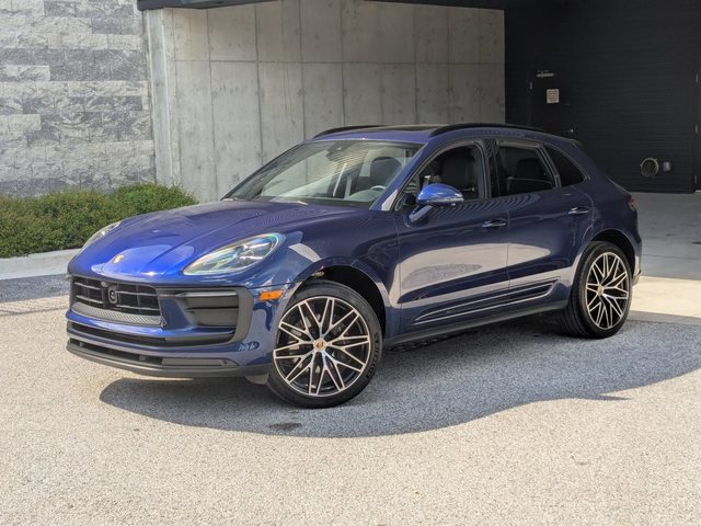 2023 Porsche Macan  AWD photo