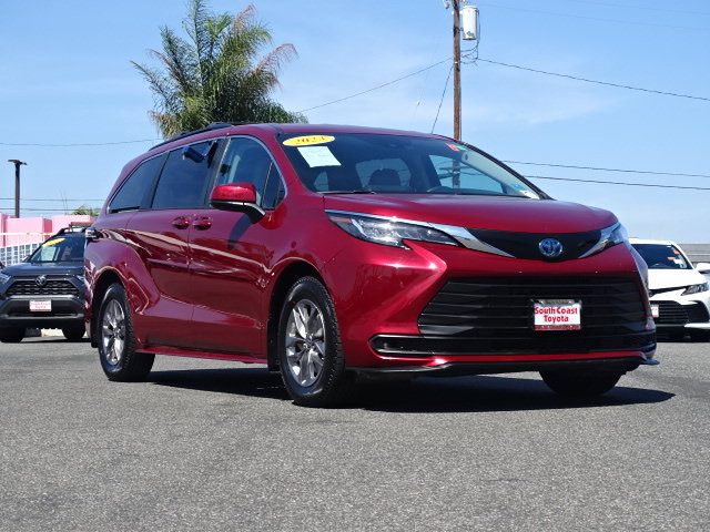 2023 Toyota Sienna LE FWD photo
