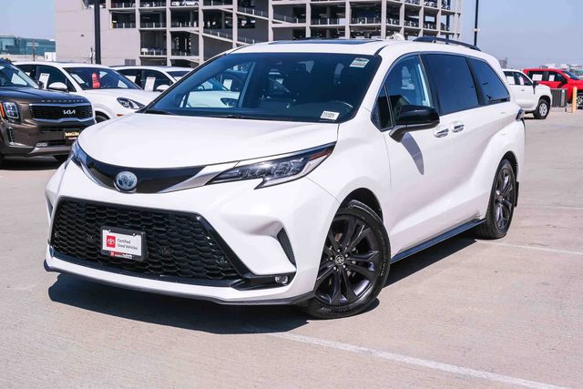 2023 Toyota Sienna XSE FWD photo