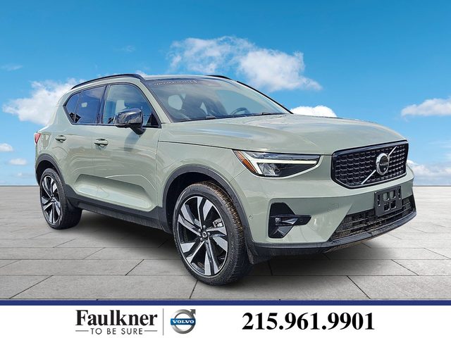 2023 Volvo XC40 Plus Dark Theme AWD photo