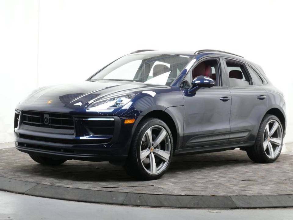 2023 Porsche Macan AWD photo