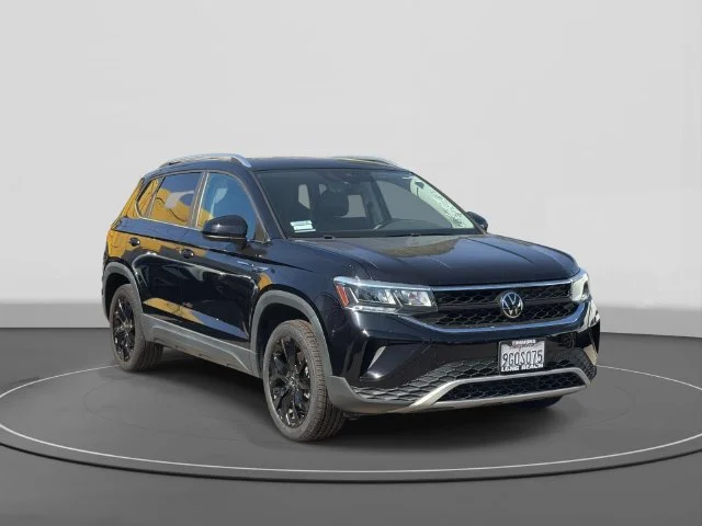 2023 Volkswagen Taos SE FWD photo