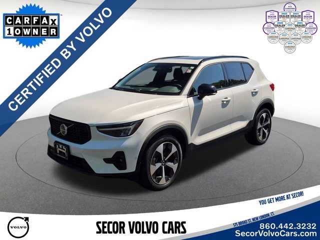 2023 Volvo XC40 Plus Dark Theme AWD photo